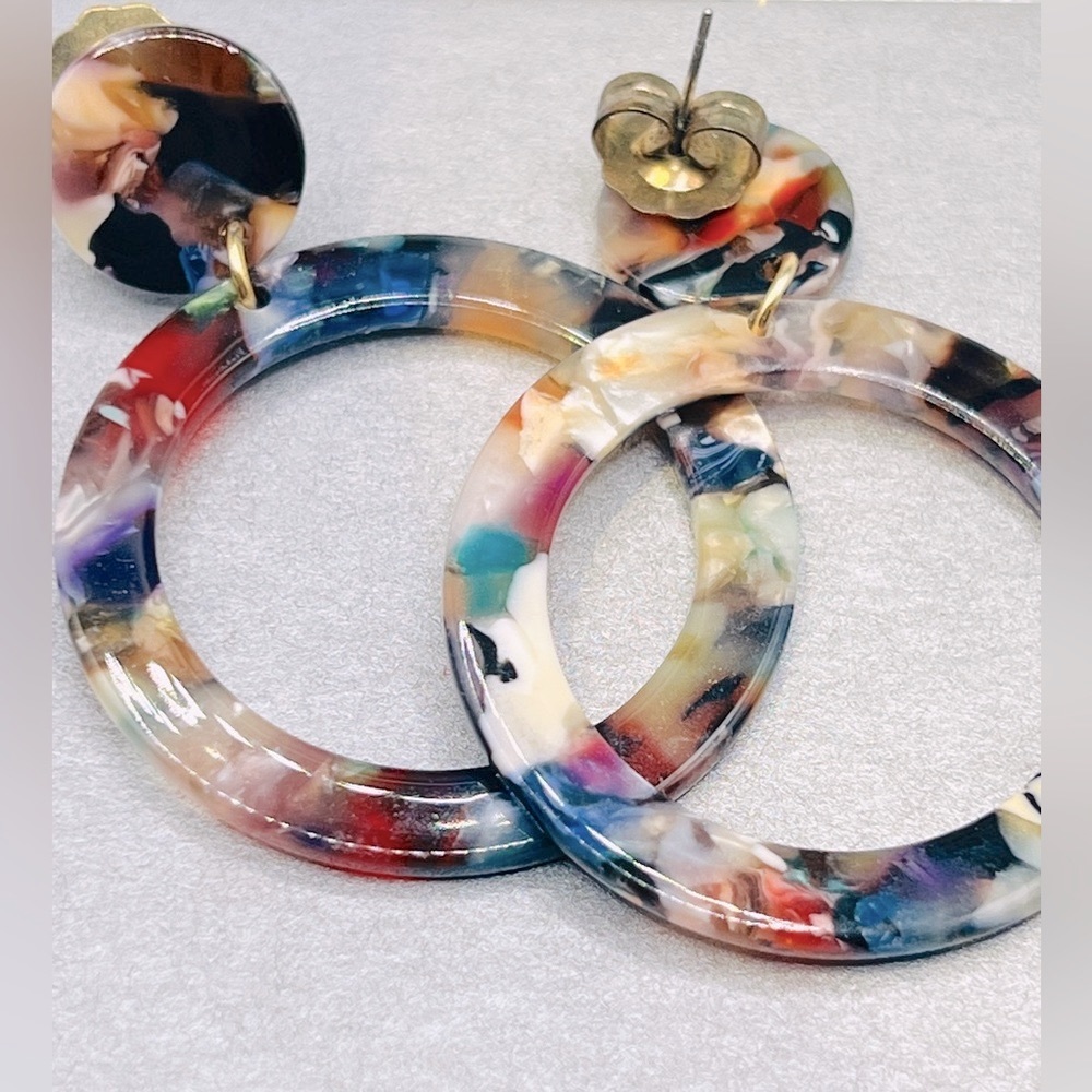 BOHO INSPIRED TRENDY RESIN HOOP EARRINGS LAYERED WITH RICH COLORS!